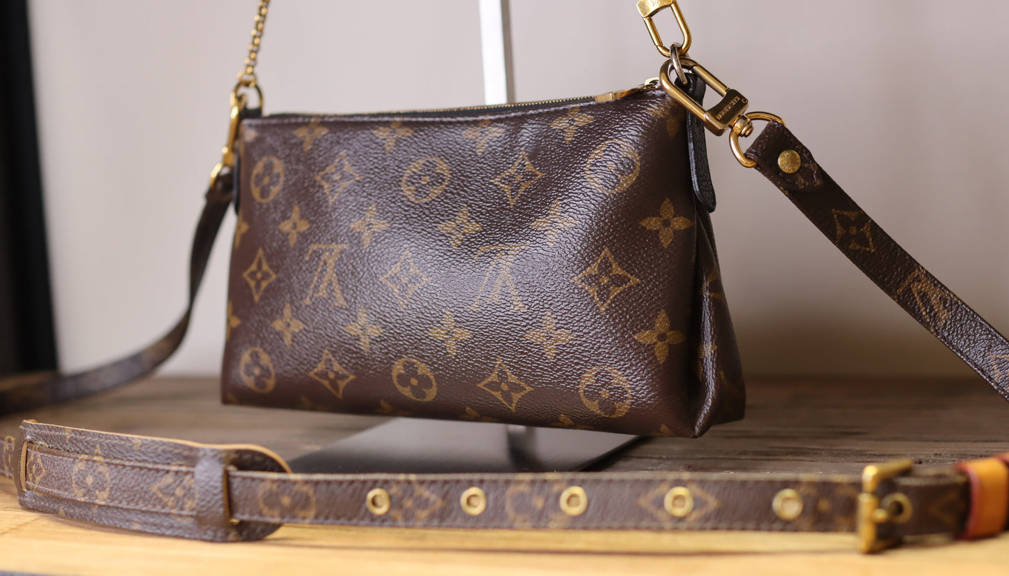 Louis Vuitton - Monogram Canvas -  Pochette Clutch