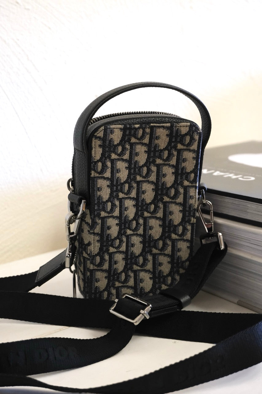 Dior - Vertical Wallet mit Strap