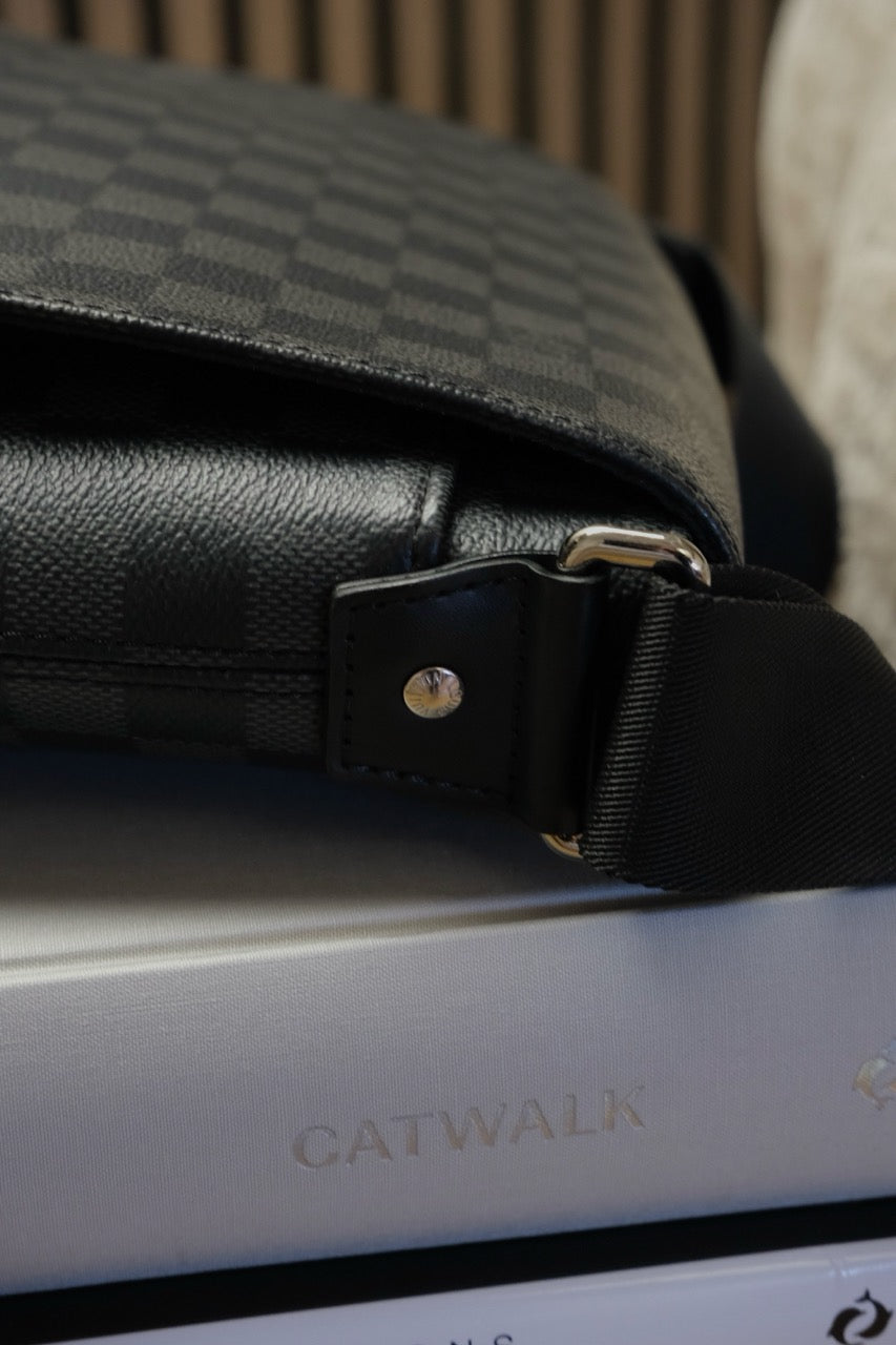 Louis Vuitton - District Messenger