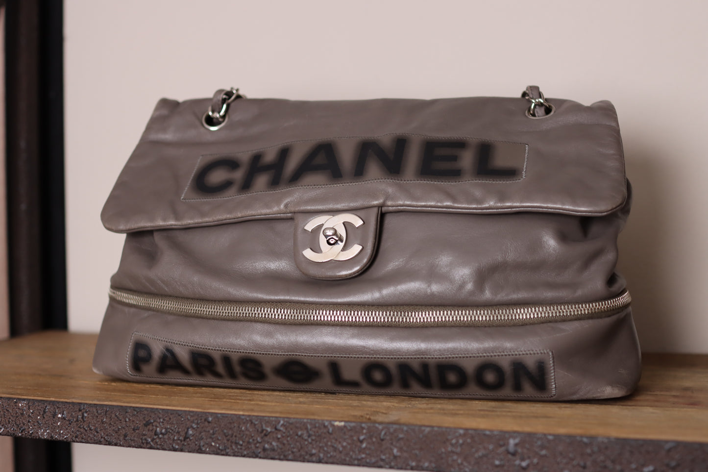 Chanel -  Graffiti Leder Schultertasche