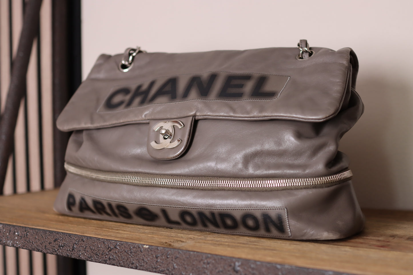 Chanel -  Graffiti Leder Schultertasche