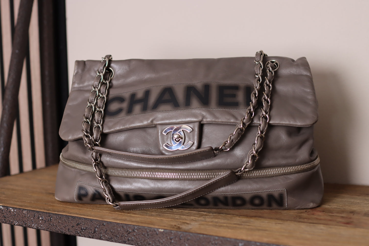 Chanel -  Graffiti Leder Schultertasche