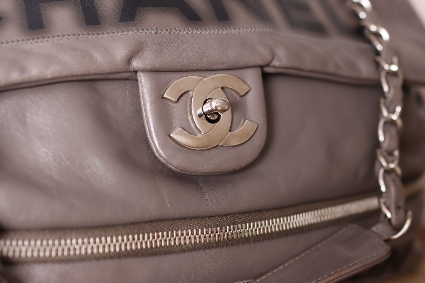 Chanel -  Graffiti Leder Schultertasche