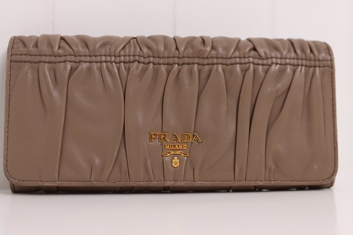 Prada - Wallet Nappa Gaufre Continental