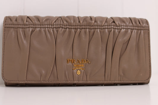Prada - Wallet Nappa Gaufre Continental