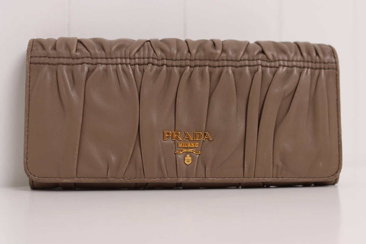Prada - Wallet Nappa Gaufre Continental
