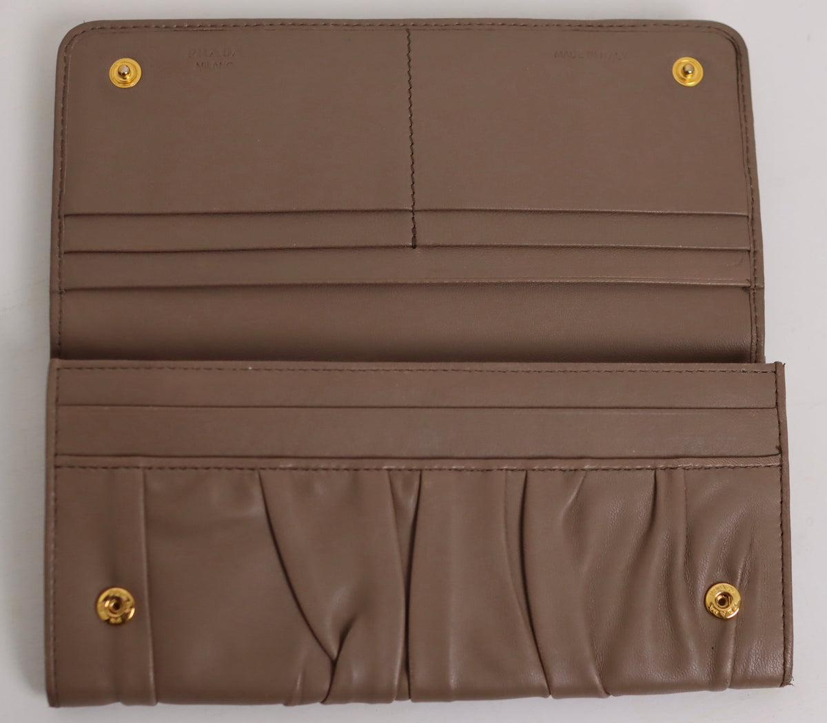 Prada - Wallet Nappa Gaufre Continental