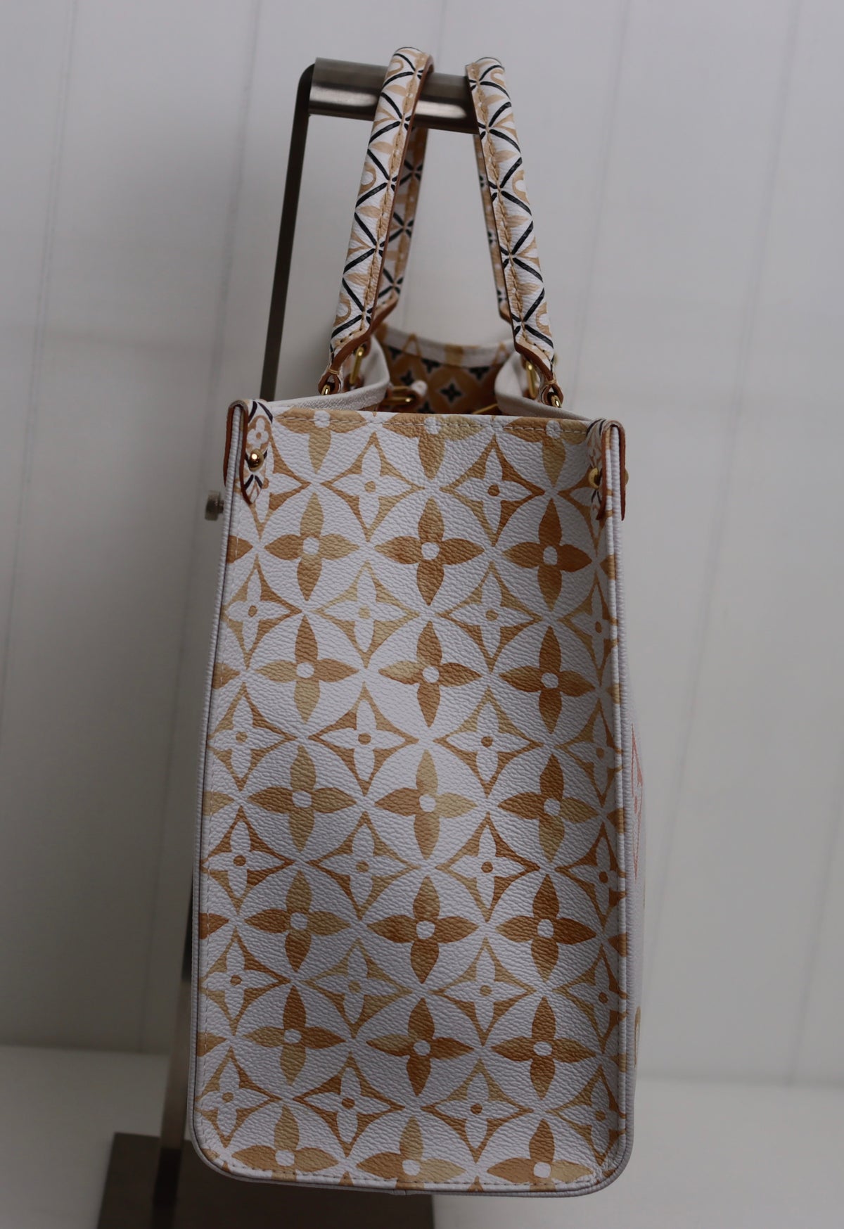 Louis Vuitton - OnTheGo MM - By The Pool